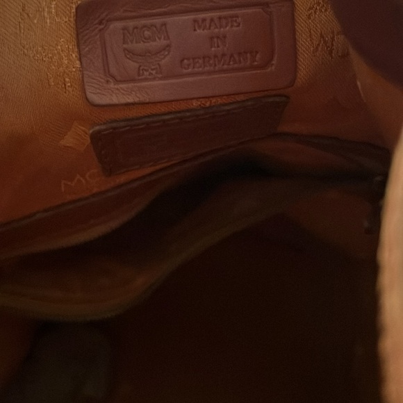 Bucket/Crossbody MCM absolutely nothing wrong with it. No cracks no scratches. - Picture 5 of 6